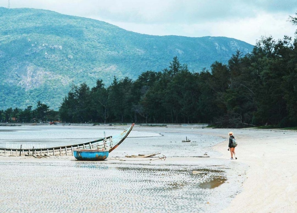 Bãi Lò Vôi là một bãi biển đẹp còn hoang sơ tại Côn Đảo